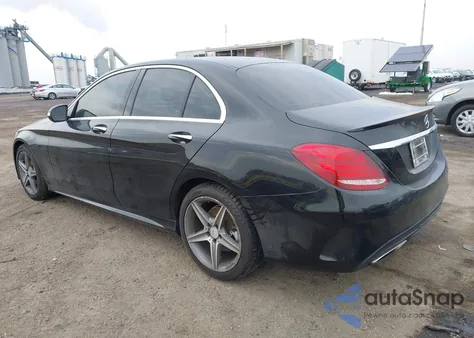 2015 Mercedes-Benz C 300 Sport 4Matic z USA, uszkodzony, nr VIN 55SWF4KB7FU071252